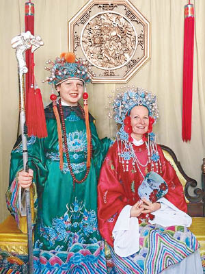 澳洲<br>路易斯（左）與母親約翰遜（右）穿上中國古裝服飾拍照。（互聯網圖片）