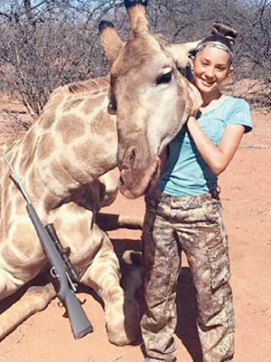 艾安娜與被射殺的長頸鹿合照。