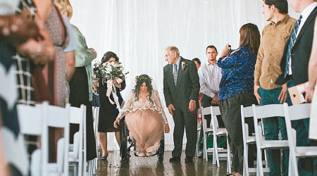 杰奎坐輪椅進入婚禮現場。（互聯網圖片）