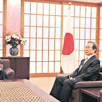 日本外相岸田文雄（左）日前緊急召見中國駐日大使程永華（右）。（資料圖片）