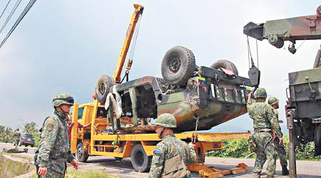 軍方將肇事軍車吊起拖走。（中時電子報圖片）