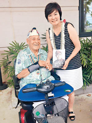 安倍昭惠與二戰老兵合照。