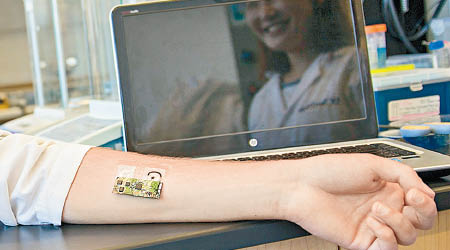 將電子紋身貼貼在皮膚上，可立即檢測血中的酒精含量。（互聯網圖片）
