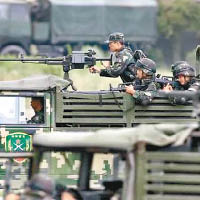 特種警備團的「百人反恐突擊隊」在演習中以重機槍射擊。（互聯網圖片）