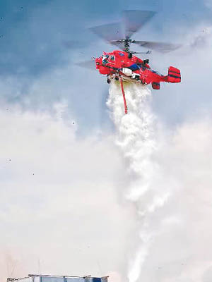 上海市的消防直升機參與反恐演習。（互聯網圖片）