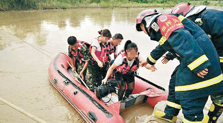 消防員出動橡皮艇救出被困者。（互聯網圖片）