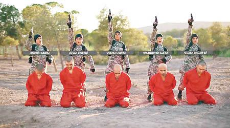 疑似白人小童（右二）舉槍準備處決人質。（互聯網圖片）