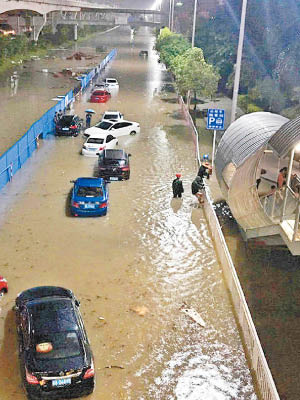 數十輛私家車死火拋錨，道路嚴重水浸。