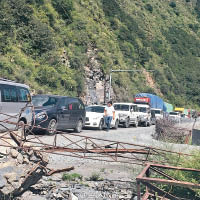 該路段正在維修，不少車輛被困於烈日與大山之間。（互聯網圖片）