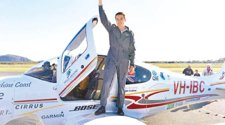 斯馬特成為駕駛單引擎飛機獨自環球飛行最年輕的人。（互聯網圖片）