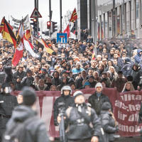 德國早前有大批右翼分子示威，反對默克爾的難民政策。（資料圖片）
