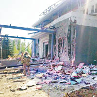爆炸導致使館大閘及圍牆嚴重損毀。