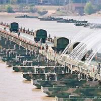 軍車通過浮橋橫越長江。
