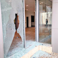 法院的玻璃窗被打碎。