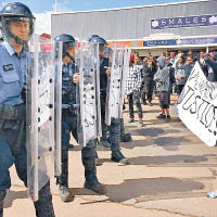 警方出動防暴警員驅散示威者。