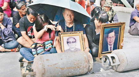 民眾擺放燃氣罐，揚言「死守家園，打死不退」。（互聯網圖片）