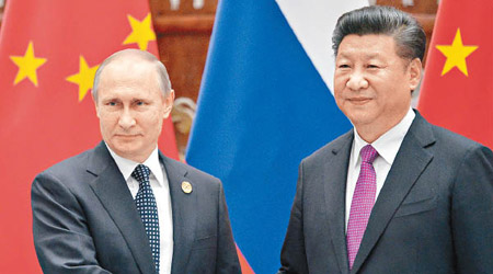 據報普京（左）向華贈送俄國雪糕，習近平（右）表示感謝。