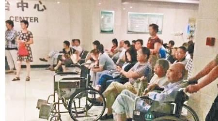網民指內窺鏡中心醫護罷工，門外有大批病人等候。（互聯網圖片）