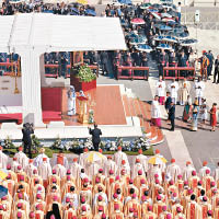 大批神職人員在儀式中祈禱。