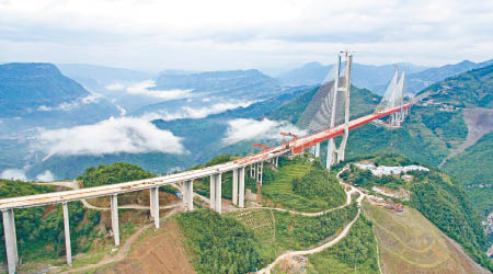 北盤江大橋主橋為鋼桁樑斜拉橋，主跨七百二十米。（中新社圖片）