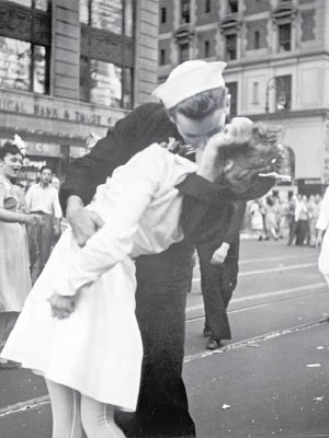 《勝利日之吻》是其中一張最具代表性的二戰圖片。