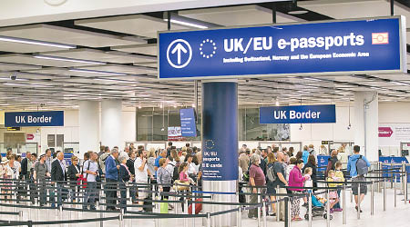 英國機場出入境櫃台經常出現人龍。