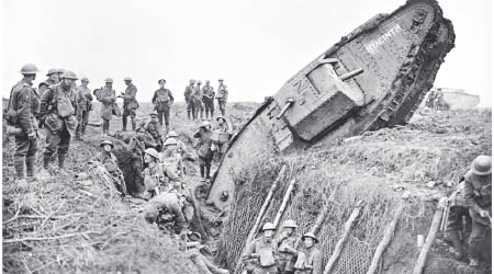 英國在第一次世界大戰中，投入坦克作戰。（戰爭博物館黑白圖片）
