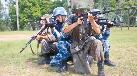 中俄海軍陸戰隊員進行登島訓練。（互聯網圖片）