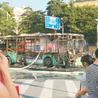 消防員向巴士射水灌救。（中新社圖片）