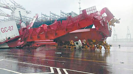 貨櫃船闊明輪被吹斷纜撞倒碼頭邊的橋式起重機，貨櫃掉落。（互聯網圖片）