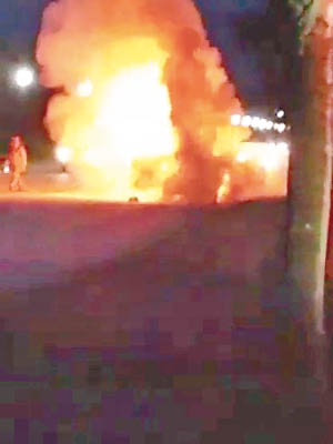 私家車起火並嚴重焚毀。（互聯網圖片）