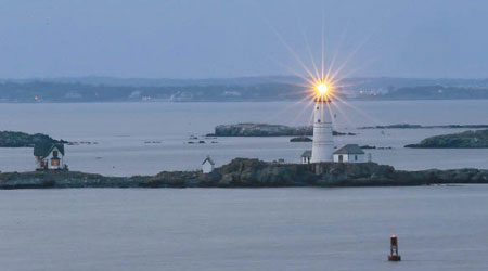 燈塔的光芒多年引領無數船隻。