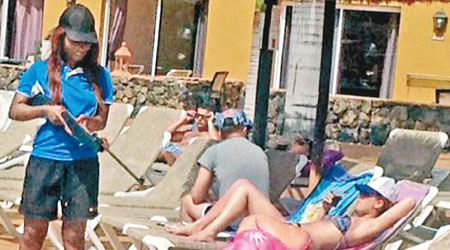 一間度假酒店的職員，竟然沒事先通知遊客，手持長槍在酒店泳池宣傳射擊活動。