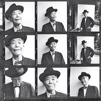 坂本五郎是著名的古董收藏家，老年時拍下一輯沙龍。（蘇富比黑白圖片）