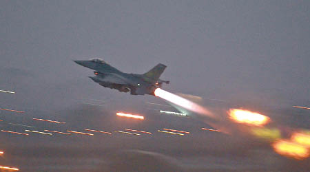  F-16戰機度空襲代爾祖爾的敍利亞政府軍陣地，造成嚴重死傷。（資料圖片）