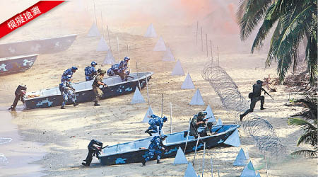解放軍乘快艇搶灘登陸。（互聯網圖片）