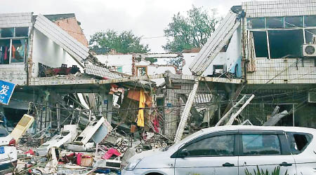 民房損毀嚴重，樓頂及牆身均被炸塌。（互聯網圖片）