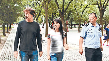 菲菲（中）偕養父（左）及民警侯祥煒同遊北京。（互聯網圖片）