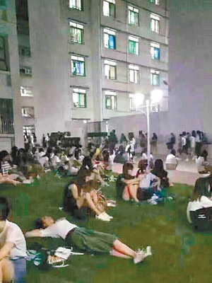 學生晚上無宿舍可歸，被迫在外面草地歇息。（互聯網圖片）