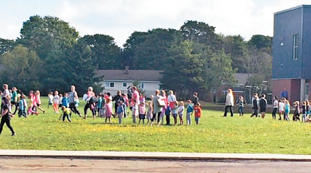 愛德華王子島一間學校的學生疏散至草地。（互聯網圖片）