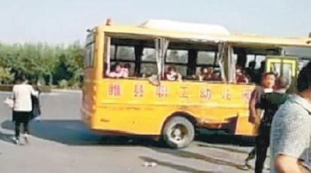 被撞校巴車上的學童受傷待救。（互聯網圖片）