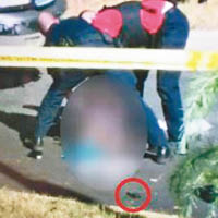 有目擊者公開斯科特中槍後照片，顯示其身旁有一把手槍。（互聯網圖片）