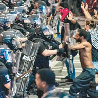 警員與示威者互相推撞。