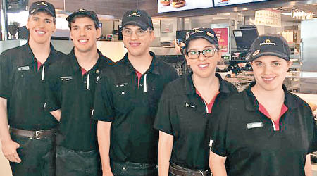 （左起）五胞胎洛根、盧卡斯、利思、勞倫及林賽在同一快餐店工作。（互聯網圖片）