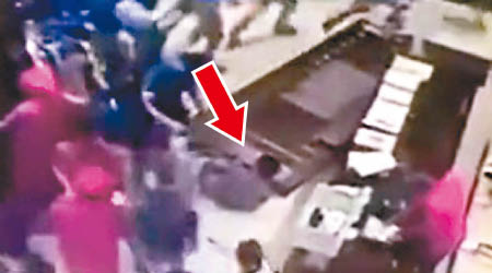 大批杭州準買家將售樓處大門衝爛，一名男子遭壓傷（箭嘴示）。（互聯網圖片）