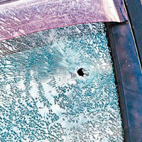 私家車車窗被子彈擊穿。