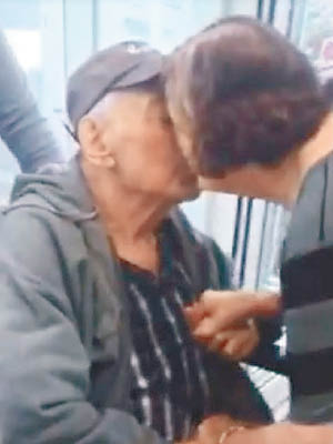 戈特沙爾克與妻子重逢後即熱情親吻。（互聯網圖片）