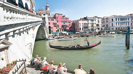 威尼斯旅客過多問題而困擾居民多年。（互聯網圖片）