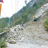 台中梨山台八線道路塌方，道路一度封閉。