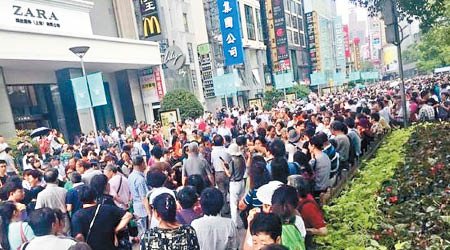 數千名投資受害者在上海街頭示威。（互聯網圖片）